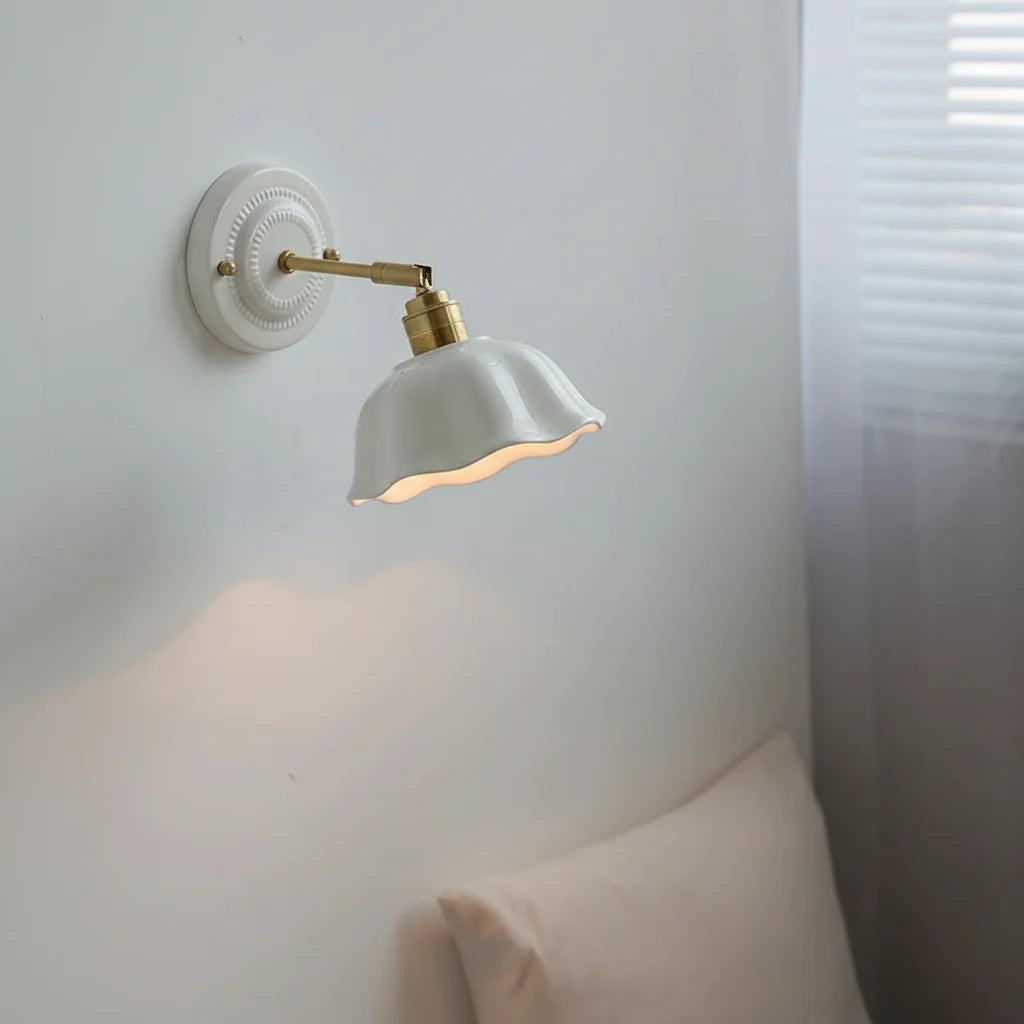 Applique Murale en Céramique Blanche et Laiton, Abat-jour Festonné Orientable