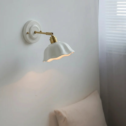 Applique Murale en Céramique Blanche et Laiton, Abat-jour Festonné Orientable