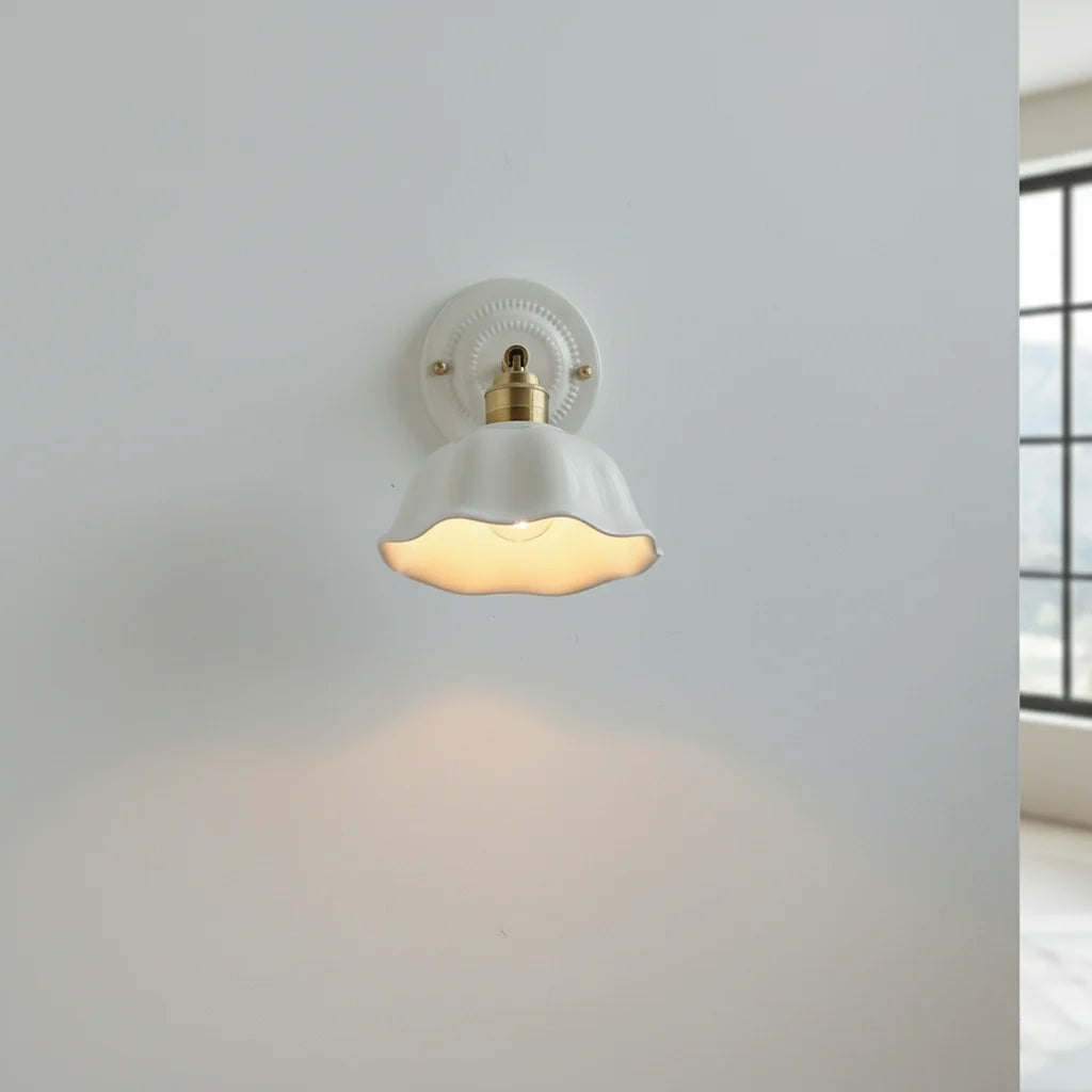 Applique Murale en Céramique Blanche et Laiton, Abat-jour Festonné Orientable