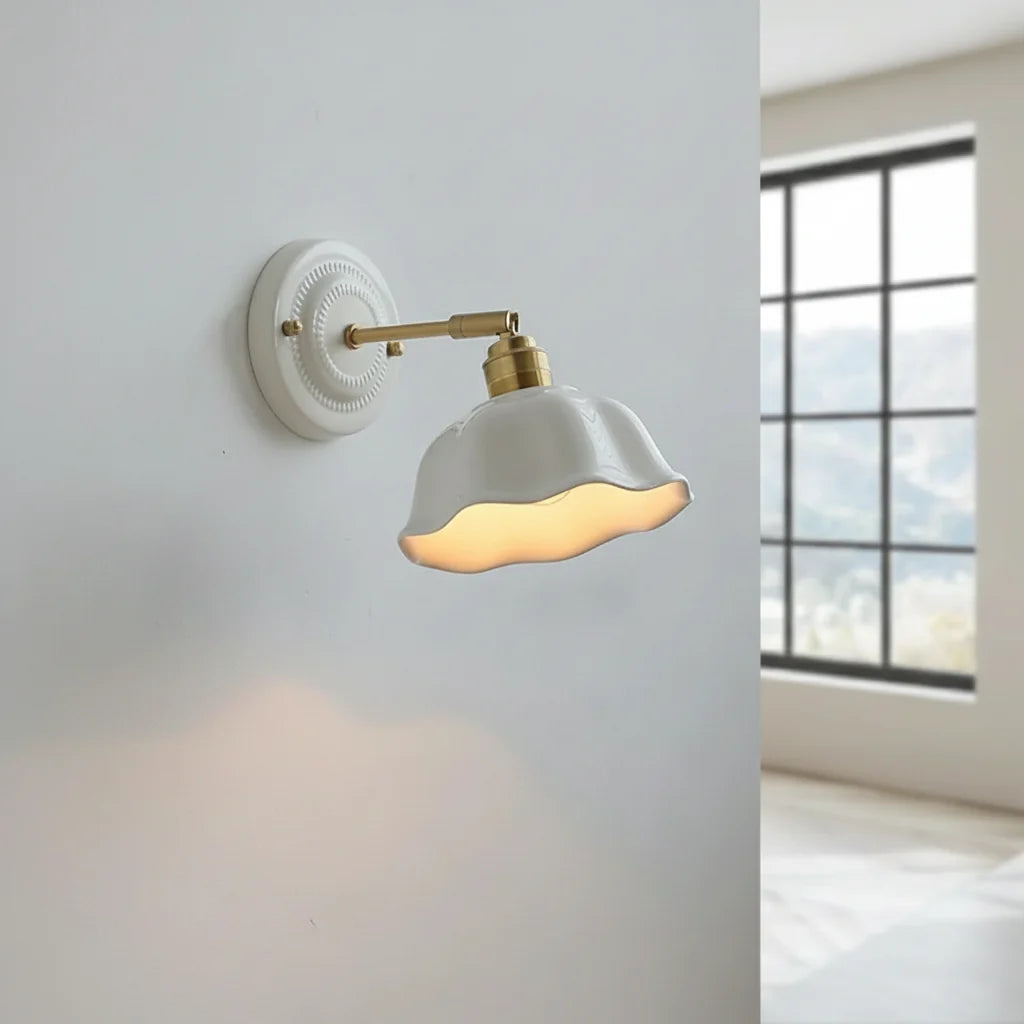 Applique Murale en Céramique Blanche et Laiton, Abat-jour Festonné Orientable