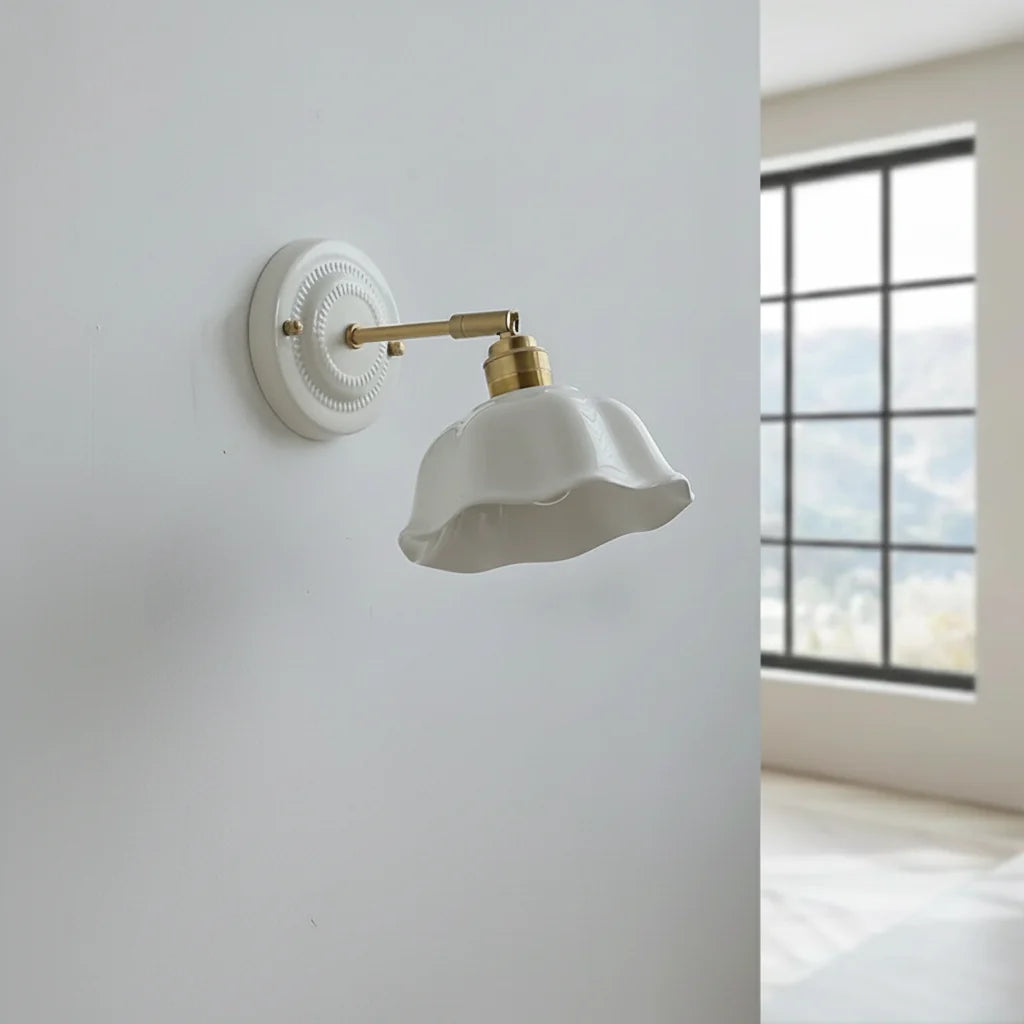 Applique Murale en Céramique Blanche et Laiton, Abat-jour Festonné Orientable
