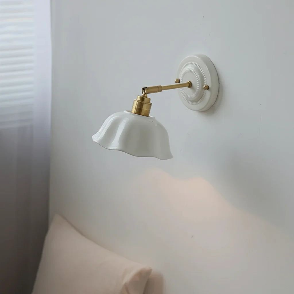 Applique Murale en Céramique Blanche et Laiton, Abat-jour Festonné Orientable