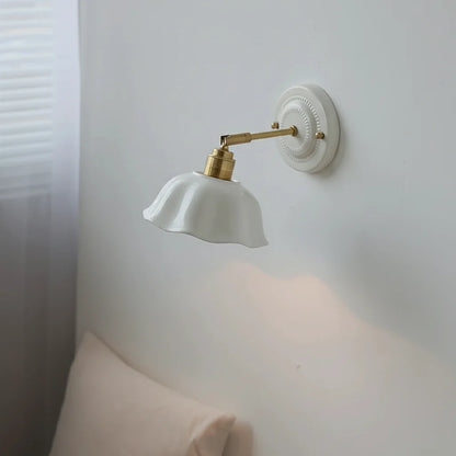 Applique Murale en Céramique Blanche et Laiton, Abat-jour Festonné Orientable