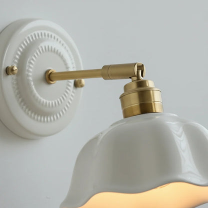 Applique Murale en Céramique Blanche et Laiton, Abat-jour Festonné Orientable