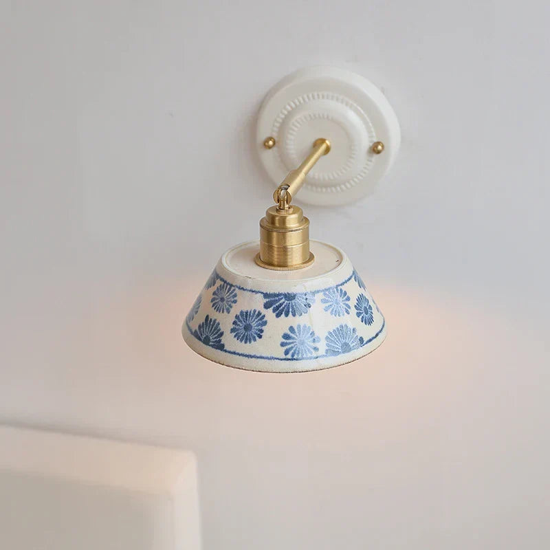 Applique Murale en Céramique Motif Floral Bleu et Bras Cuivre Orientable