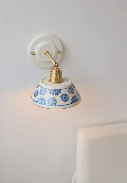 Applique Murale en Céramique Motif Floral Bleu et Bras Cuivre Orientable
