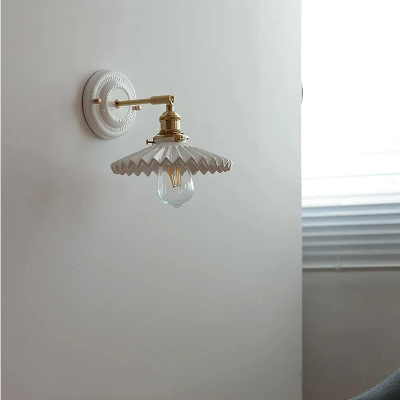 Applique murale en céramique plissée et laiton, abat-jour vintage