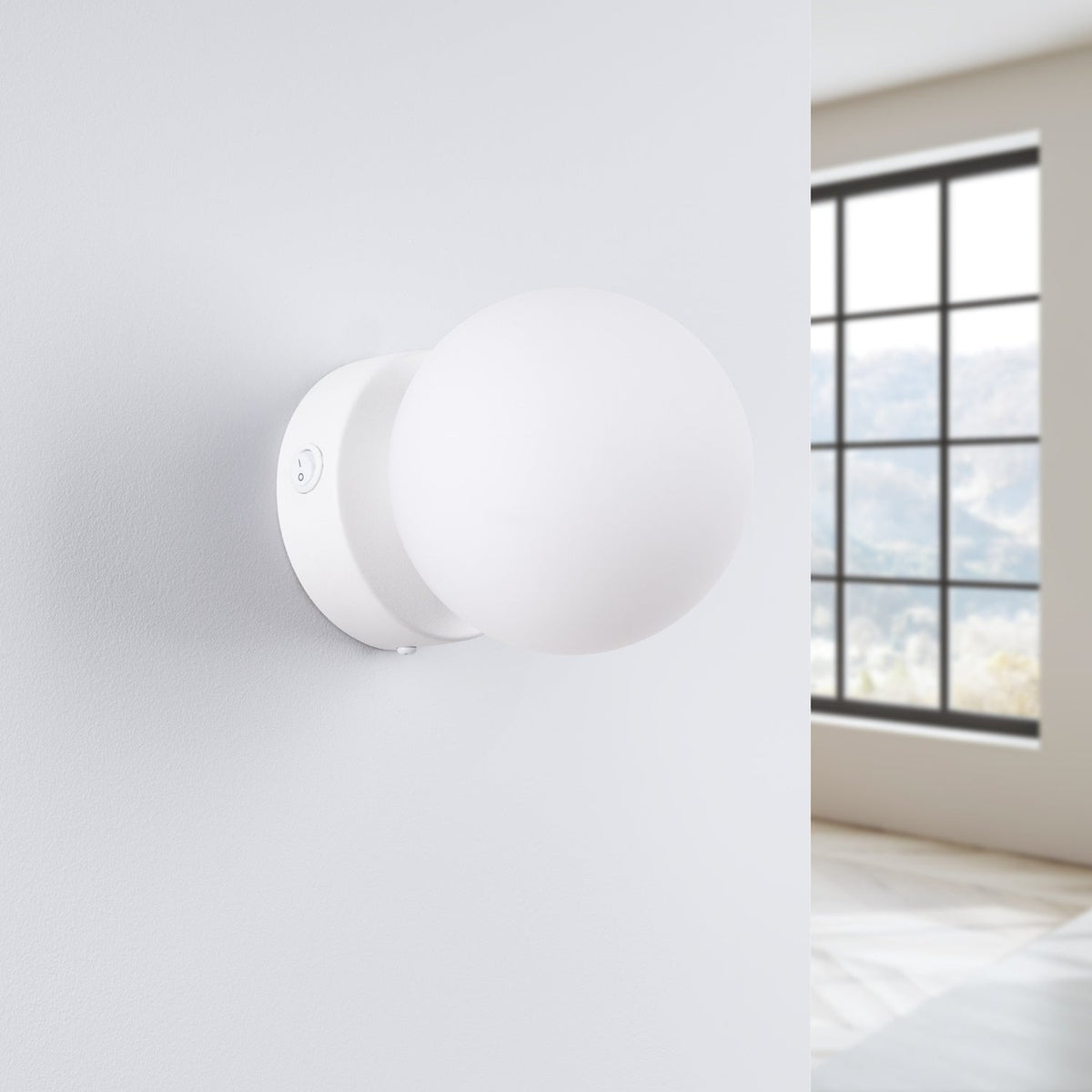 Applique Globe Solis en Verre Opalin Blanc