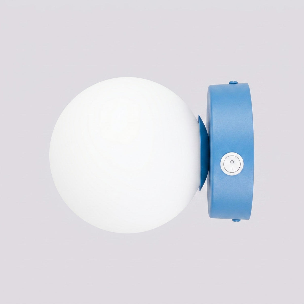 Applique Globe Solis en Verre Opalin Bleu Ciel