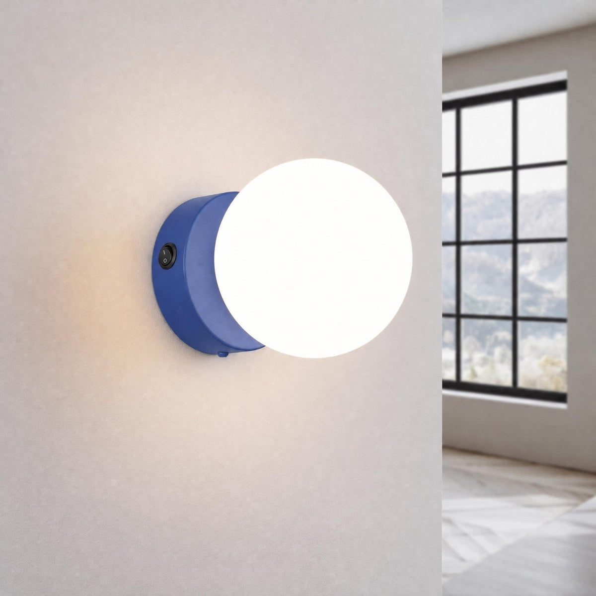 Applique Globe Solis en Verre Opalin Bleu Outremer