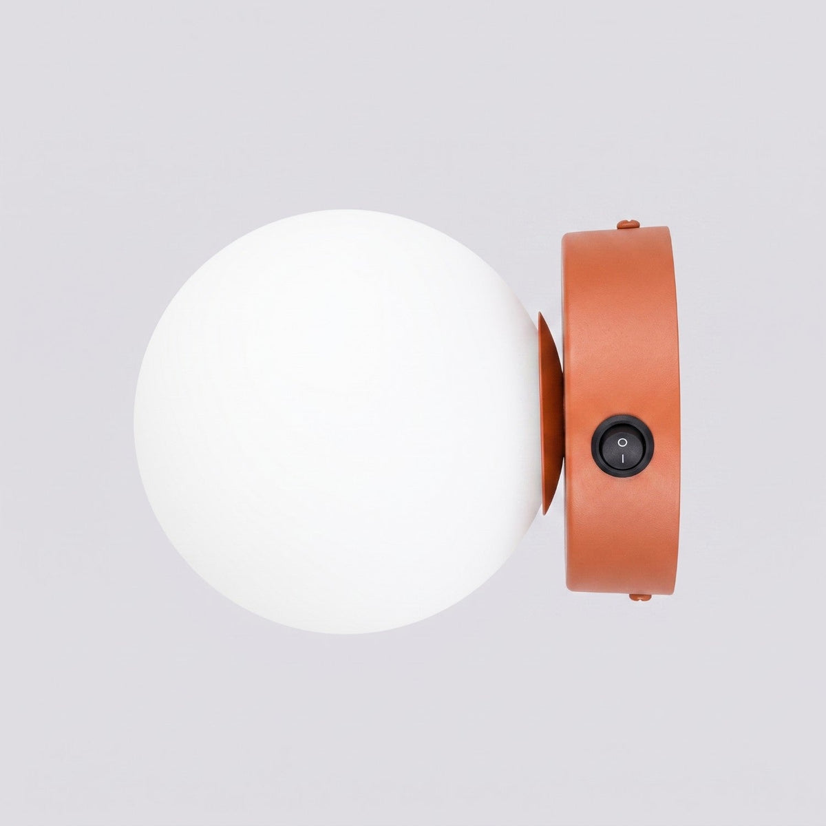Applique Globe Solis en Verre Opalin Ocre Rouge