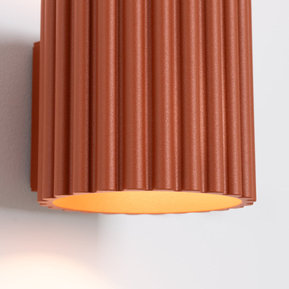 Applique Murale Aura Aluminium Cannelé Rouge Ocre