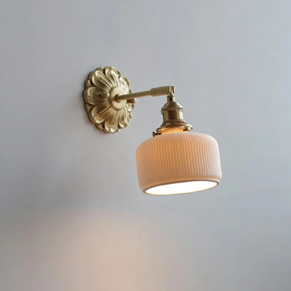 Applique Murale Orientable en Céramique Cannelée et Laiton