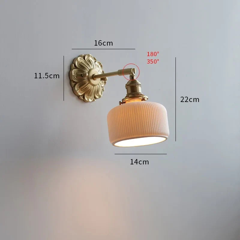 Applique Murale Orientable en Céramique Cannelée et Laiton