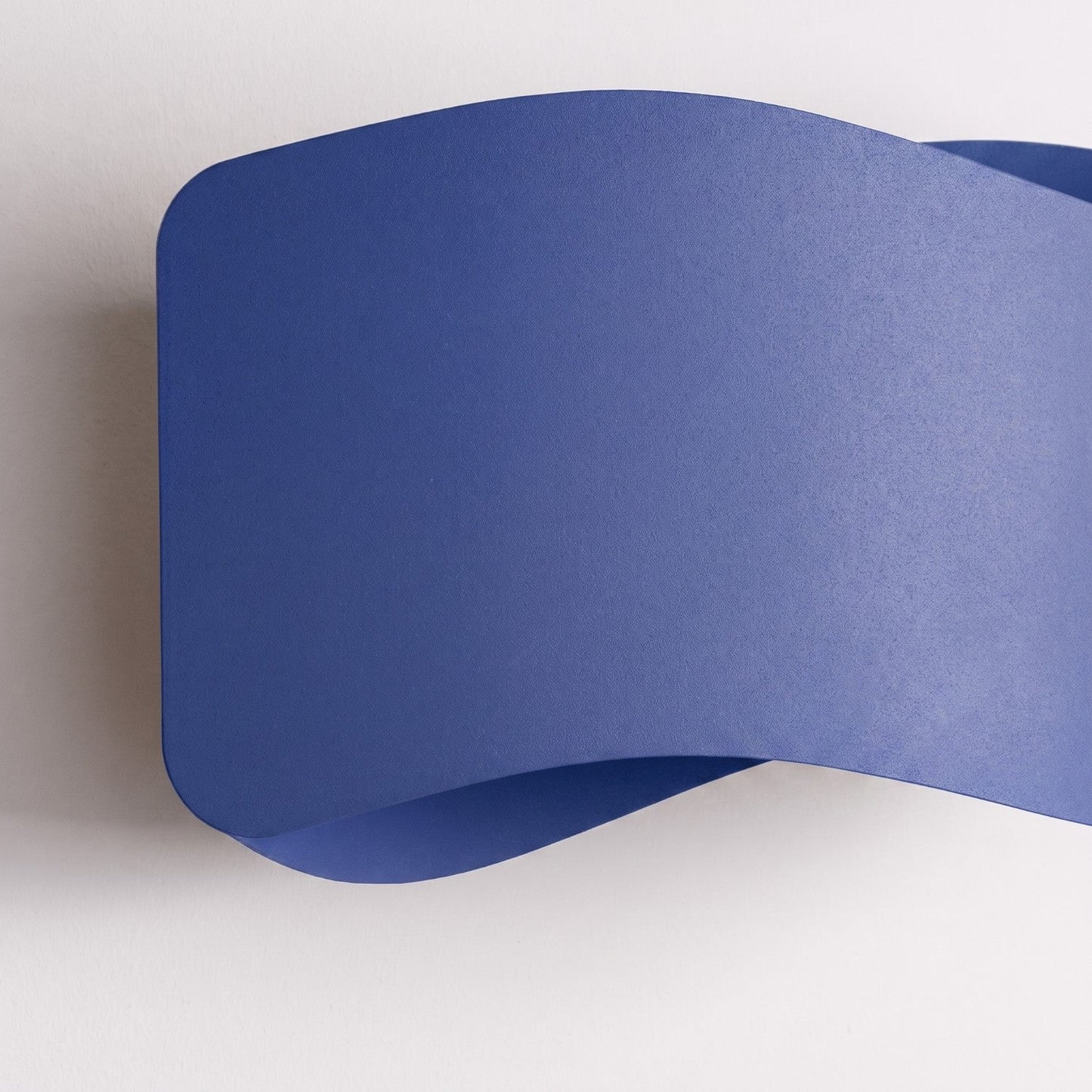 Applique Murale Flux Lumineux 30 Vague Acier Bleu Outremer